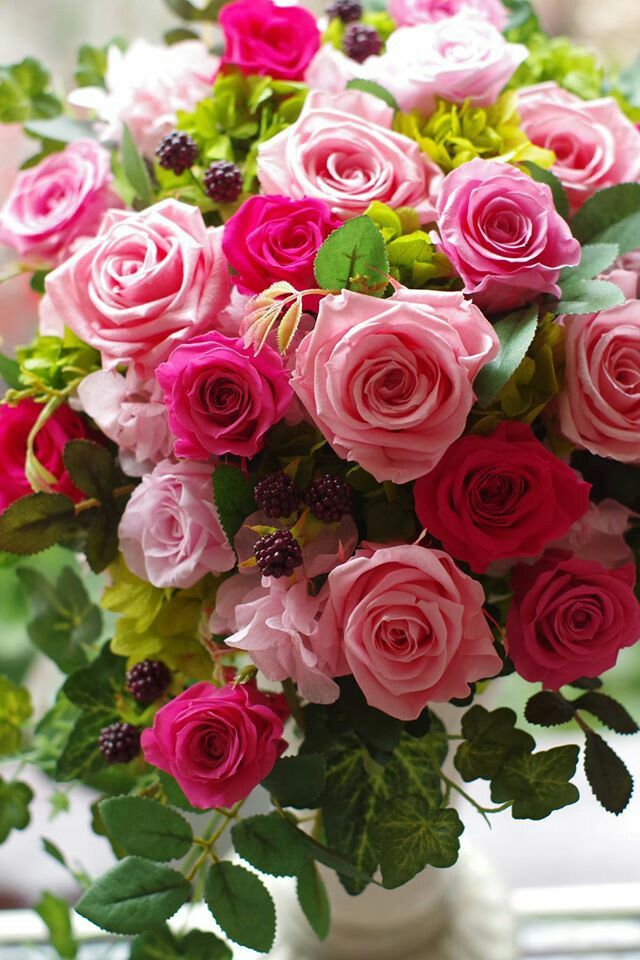 Roses Élégantes : Une Page de Coloriage Florale Détailée pour la Détente et la Créativité