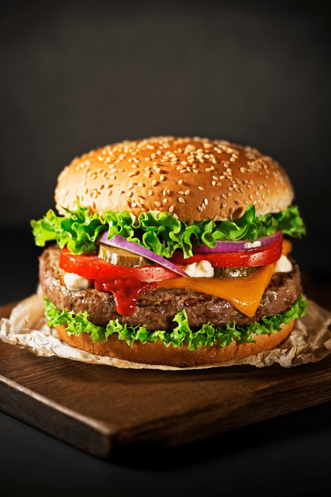 Deliciosamente Capas: ¡Una Hamburguesa Colorida Listo para Tu Toque Creativo!